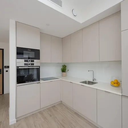 Luxury At Towarowa Towers With Parking And Air Conditioning By Renters Prestige