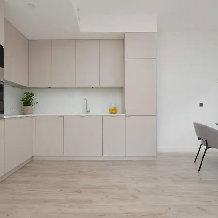Luxury At Towarowa Towers With Parking And Air Conditioning By Renters Prestige